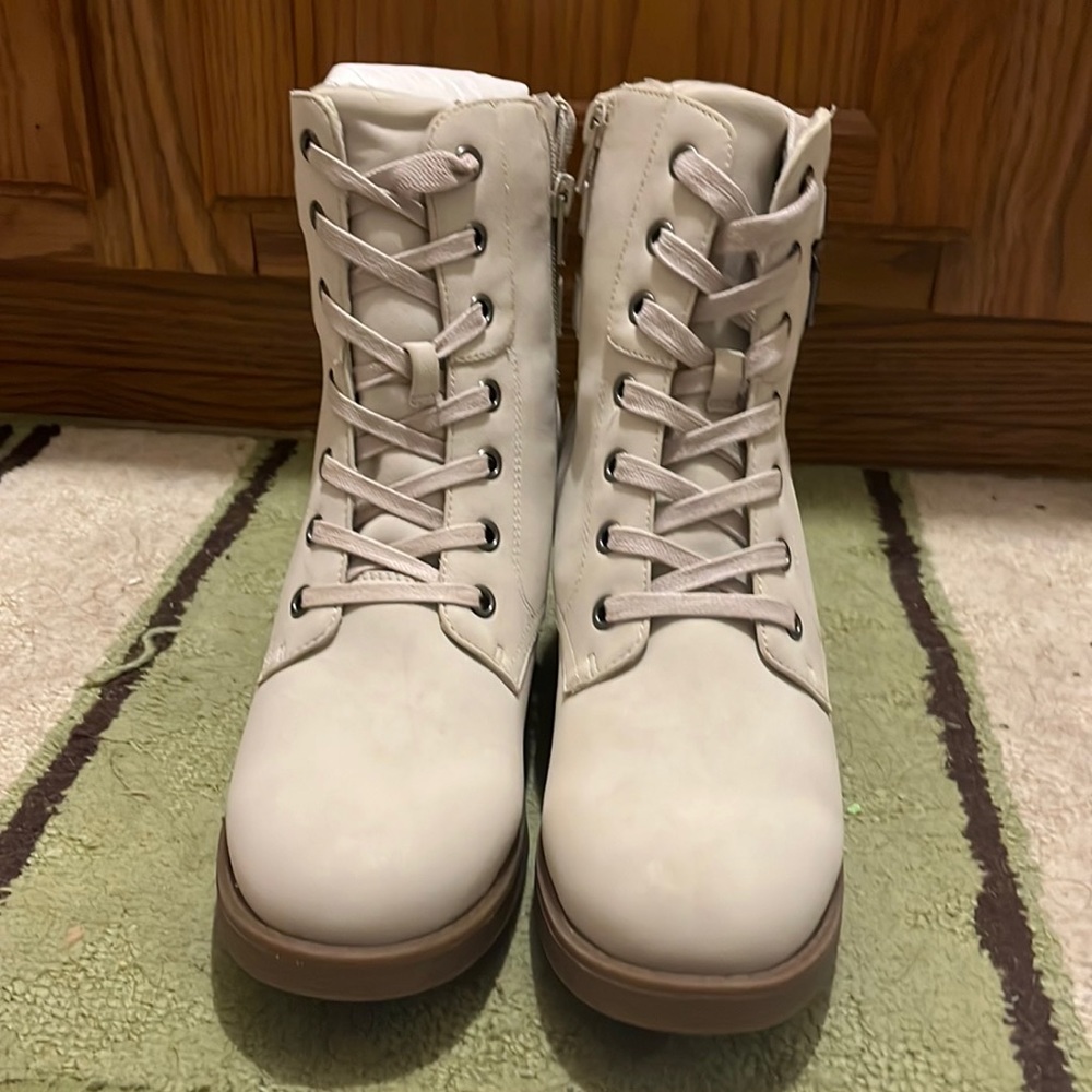 COPY - Fergie women’s boots off white size 9.
